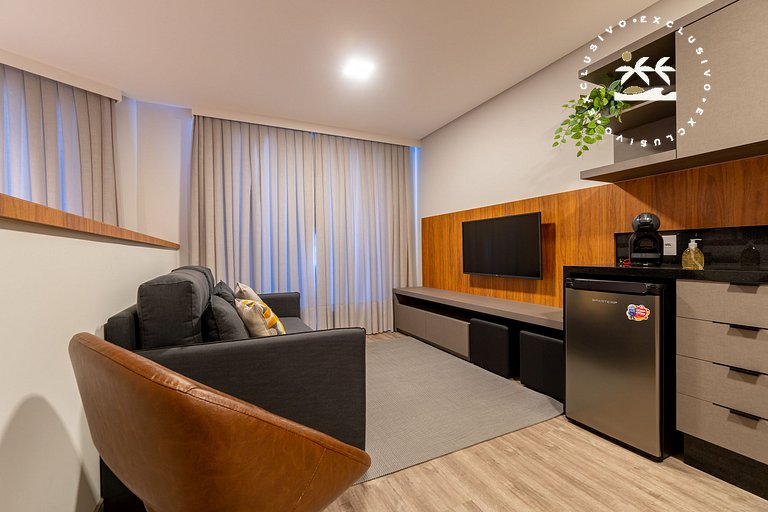 Aion 101- Flat c/ cozinha na Praia do Centro