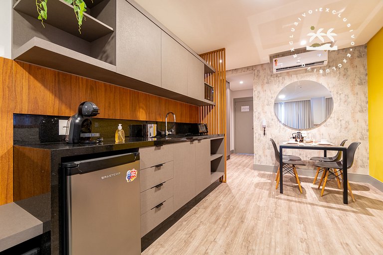 Aion 101- Flat c/ cozinha na Praia do Centro