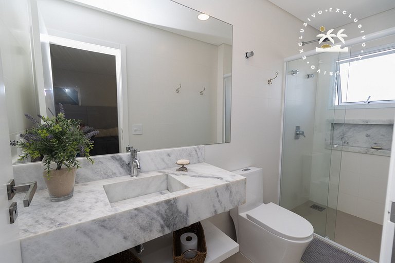 Costa Leste 203 - Apto com 2 suítes - 50 metros da Praia do