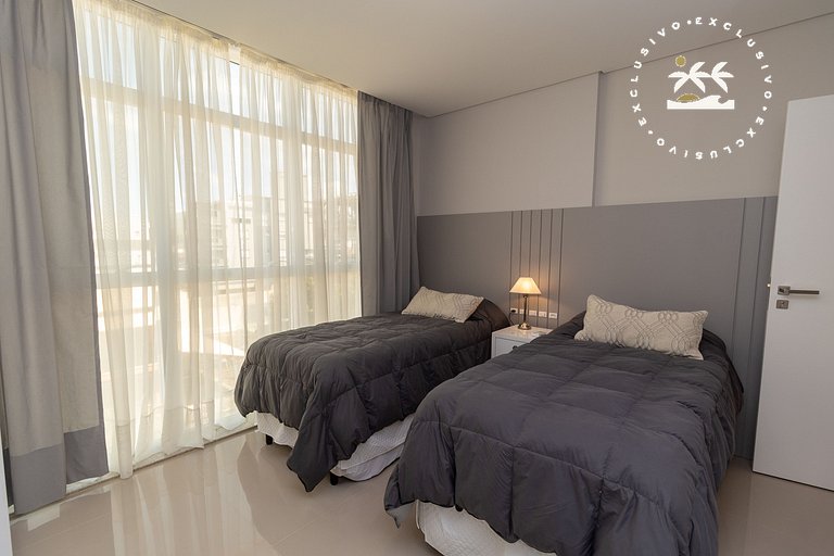 Costa Leste 203 - Apto com 2 suítes - 50 metros da Praia do