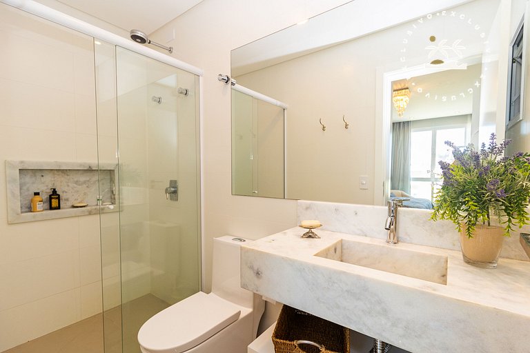 Costa Leste 203 - Apto com 2 suítes - 50 metros da Praia do